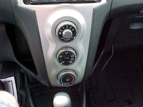 Used 2007 Toyota Yaris 2-Door Hatchback FWD image 15