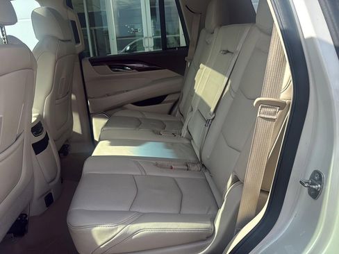 Used 2015 Cadillac Escalade Luxury AWD/4WD image 14