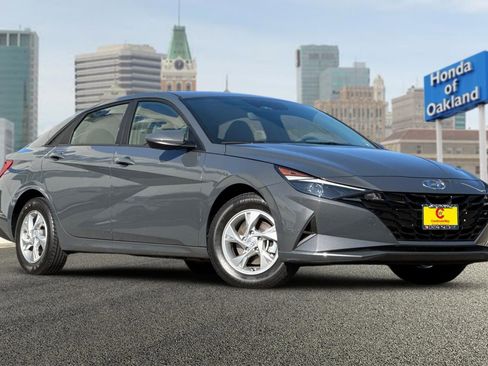 Used 2023 Hyundai Elantra SE image 2