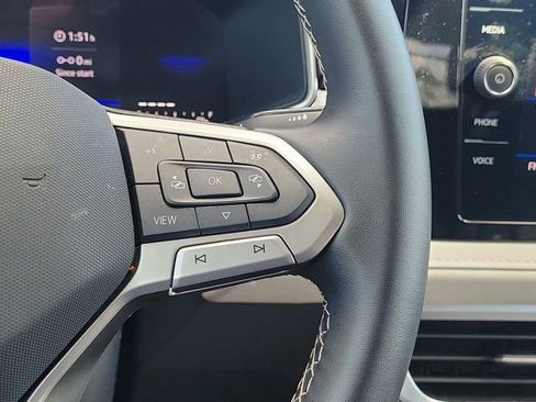 Certified 2025 Volkswagen Taos SE FWD image 20