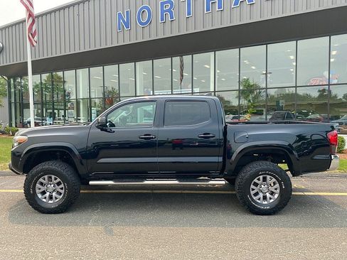 Used 2018 Toyota Tacoma SR5 AWD/4WD image 3