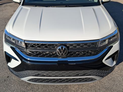 Used 2024 Volkswagen Taos SE image 12