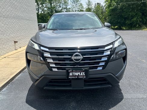 Used 2024 Nissan Rogue SV image 2