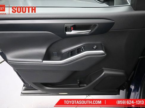 Used 2024 Toyota Highlander XLE AWD/4WD image 26