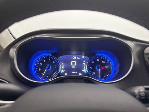Used 2024 Chrysler Pacifica Touring-L FWD image 9