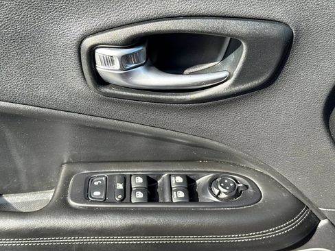 Used 2021 Jeep Compass Latitude FWD image 24
