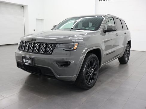 Used 2020 Jeep Grand Cherokee Altitude AWD/4WD image 7