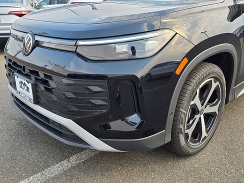 New 2025 Volkswagen Tiguan SE image 10