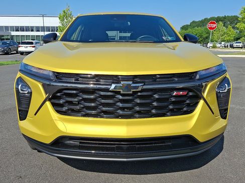 Used 2024 Chevrolet Trax RS FWD image 2