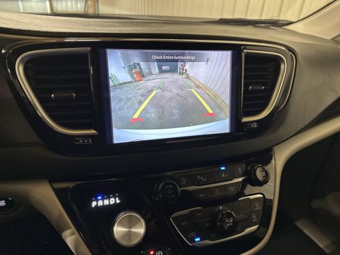 Used 2024 Chrysler Pacifica Touring-L image 14