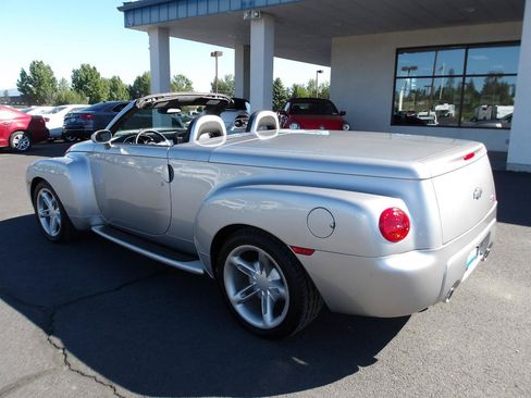 Used 2004 Chevrolet SSR w/ Preferred Equipment Group RWD image 11