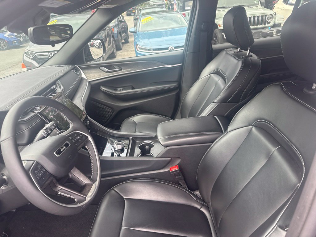 Used 2025 Jeep Grand Cherokee Limited AWD/4WD image 5