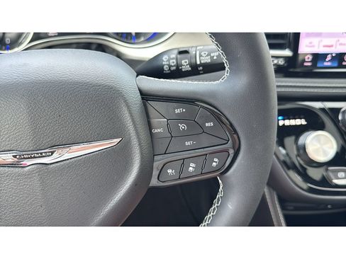 Used 2023 Chrysler Pacifica Limited w/ Uconnect Theater Family Group FWD image 25