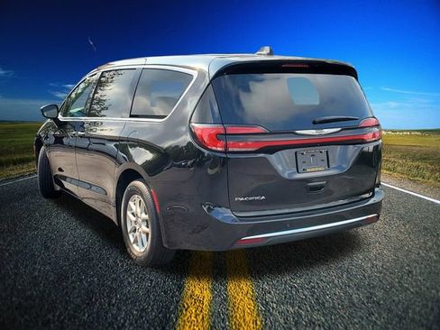 Used 2024 Chrysler Pacifica Touring-L FWD image 2