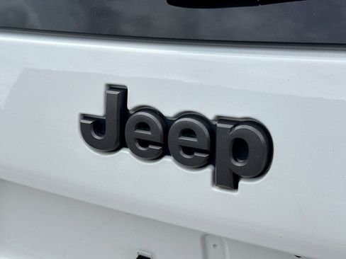 Used 2019 Jeep Cherokee Trailhawk w/ Comfort/Convenience Group AWD/4WD image 14