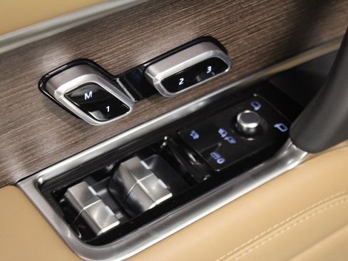 Used 2025 Land Rover Range Rover SE image 16