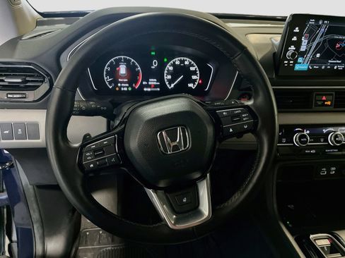 Used 2025 Honda Pilot Touring image 11