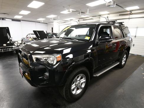 Used 2017 Toyota 4Runner SR5 Premium AWD/4WD image 3