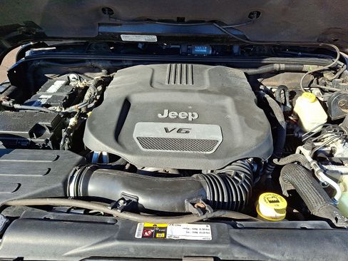 Used 2014 Jeep Wrangler Unlimited Sahara w/ Dual Top Group image 27