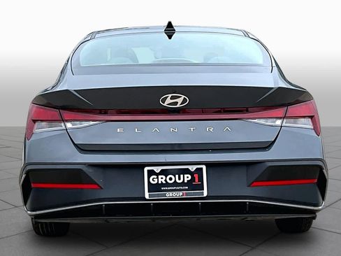 Used 2024 Hyundai Elantra SE FWD image 5