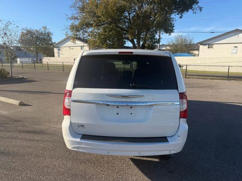 Used 2013 Chrysler Town & Country Touring-L w/ Driver Convenience Group FWD image 5