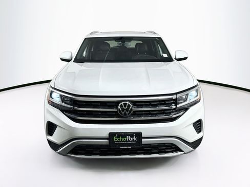 Used 2023 Volkswagen Atlas Cross Sport SE w/ Panoramic Sunroof Package FWD image 2