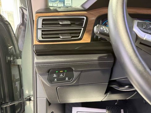 Used 2025 Volkswagen Atlas SE image 14