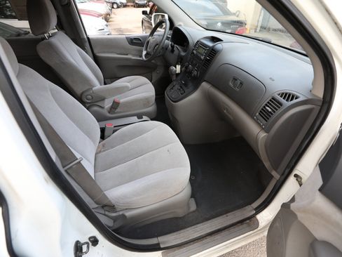 Used 2008 Kia Sedona LX image 10