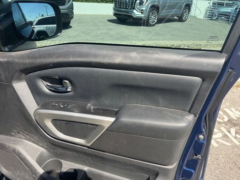 Used 2021 Nissan Titan SV w/ SV Convenience Package image 6