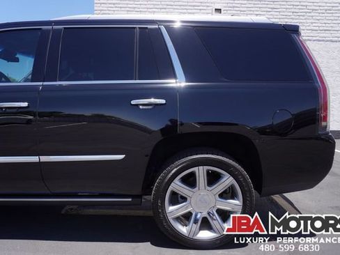 Used 2018 Cadillac Escalade Premium Luxury AWD/4WD image 50