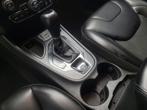 Used 2019 Jeep Cherokee Latitude Plus FWD image 26