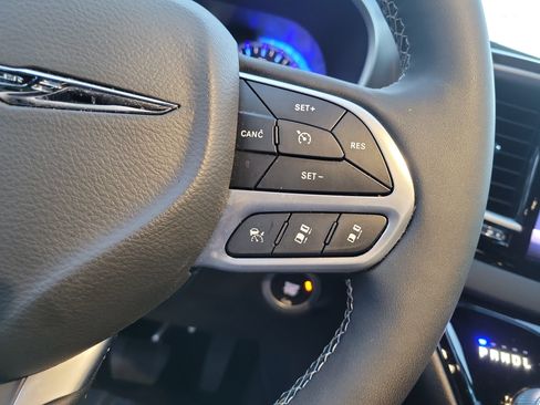Used 2025 Chrysler Voyager LX FWD image 24
