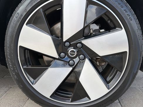 Used 2023 Volvo C40 P8 Recharge Plus w/ Climate Package image 7