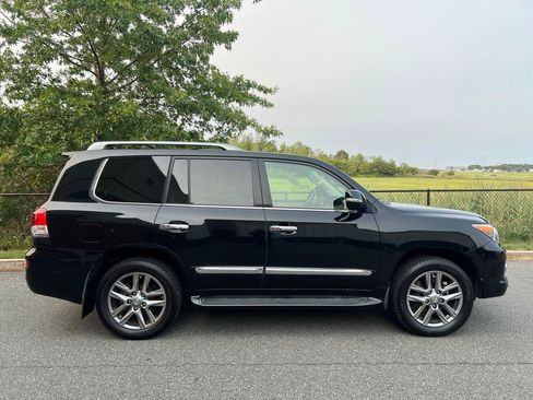 Used 2013 Lexus LX 570 4WD w/ Luxury Pkg image 3
