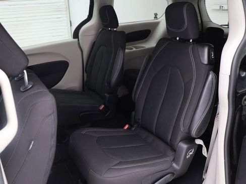 Used 2023 Chrysler Voyager LX FWD image 10