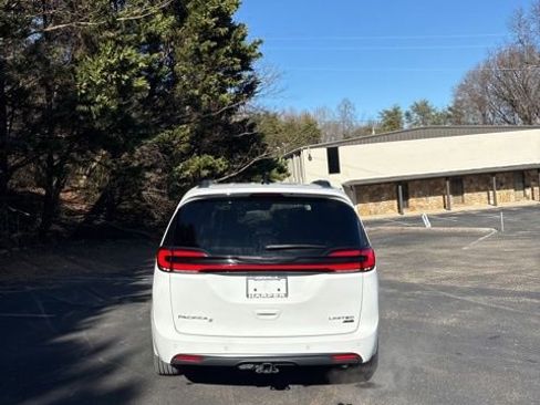 Used 2024 Chrysler Pacifica Limited w/ S Appearance Package image 10