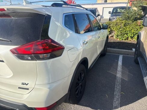 Used 2018 Nissan Rogue SV image 5