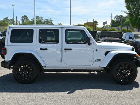 Used 2025 Jeep Wrangler Sahara w/ Safety Group image 17
