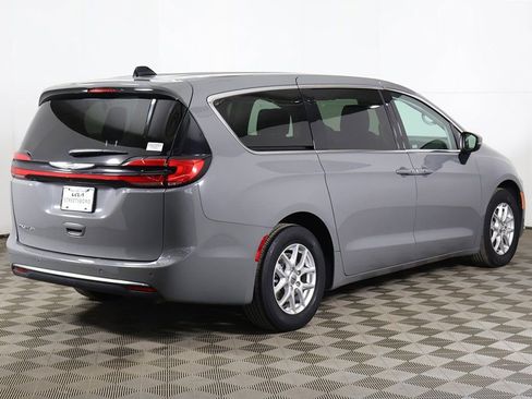 Used 2023 Chrysler Pacifica Touring-L image 11