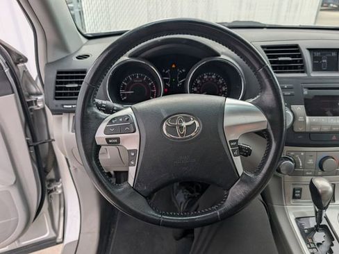 Used 2012 Toyota Highlander SE w/ Tow Pkg FWD image 9