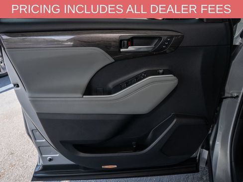 Used 2023 Toyota Highlander Limited FWD image 14