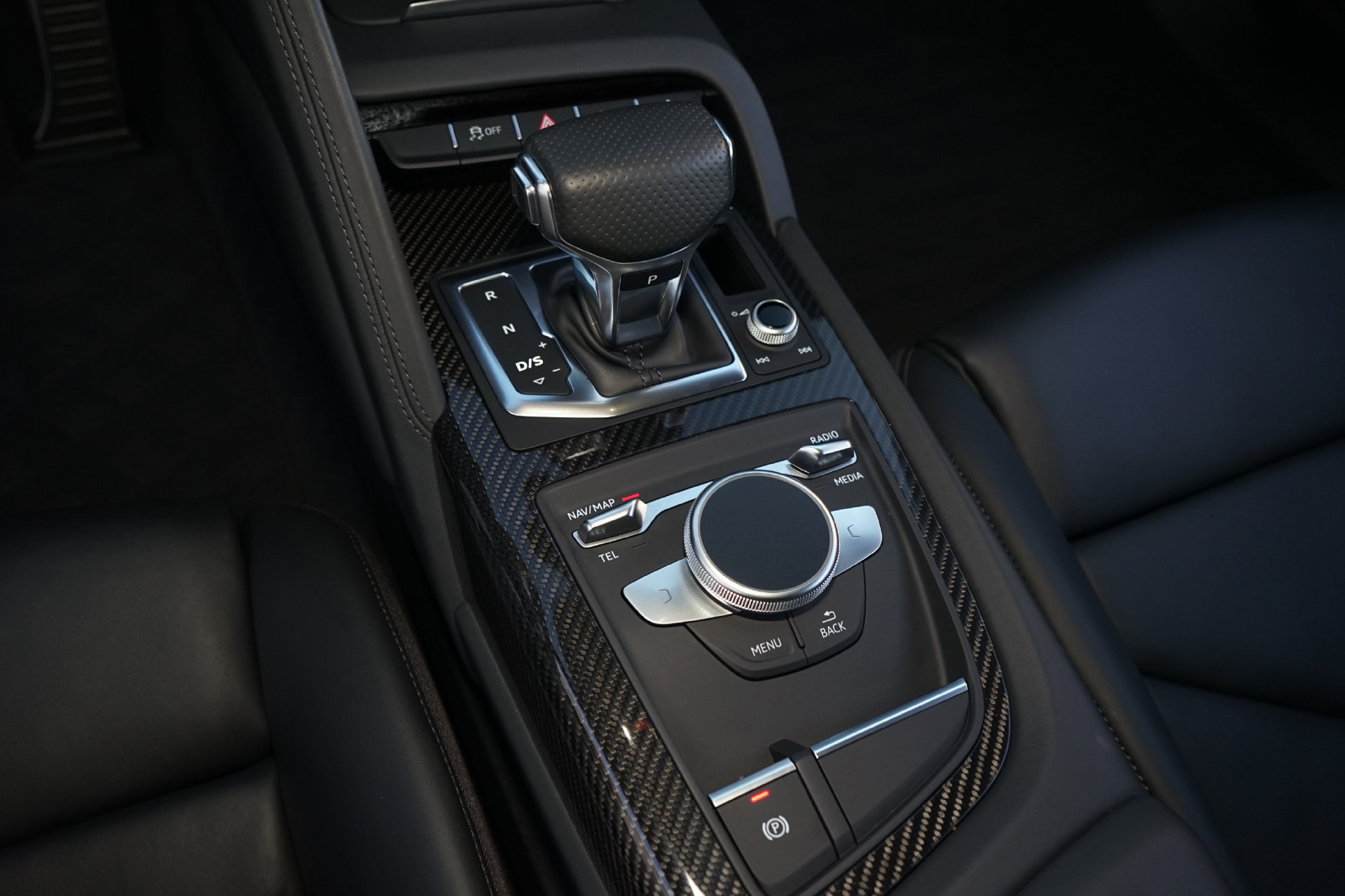 Used 2018 Audi R8 V10 w/ Premium Package RWD image 12