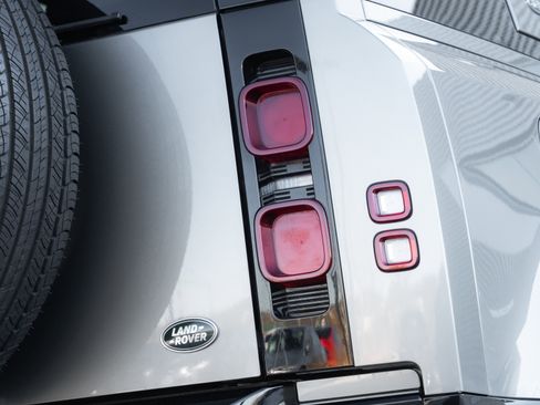 Used 2023 Land Rover Defender 90 X-Dynamic SE image 30