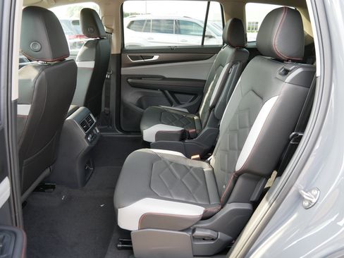 New 2026 Volkswagen Atlas Peak Edition image 8