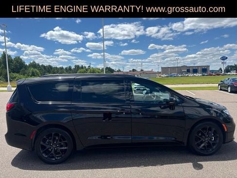 Used 2025 Chrysler Pacifica Limited FWD image 9