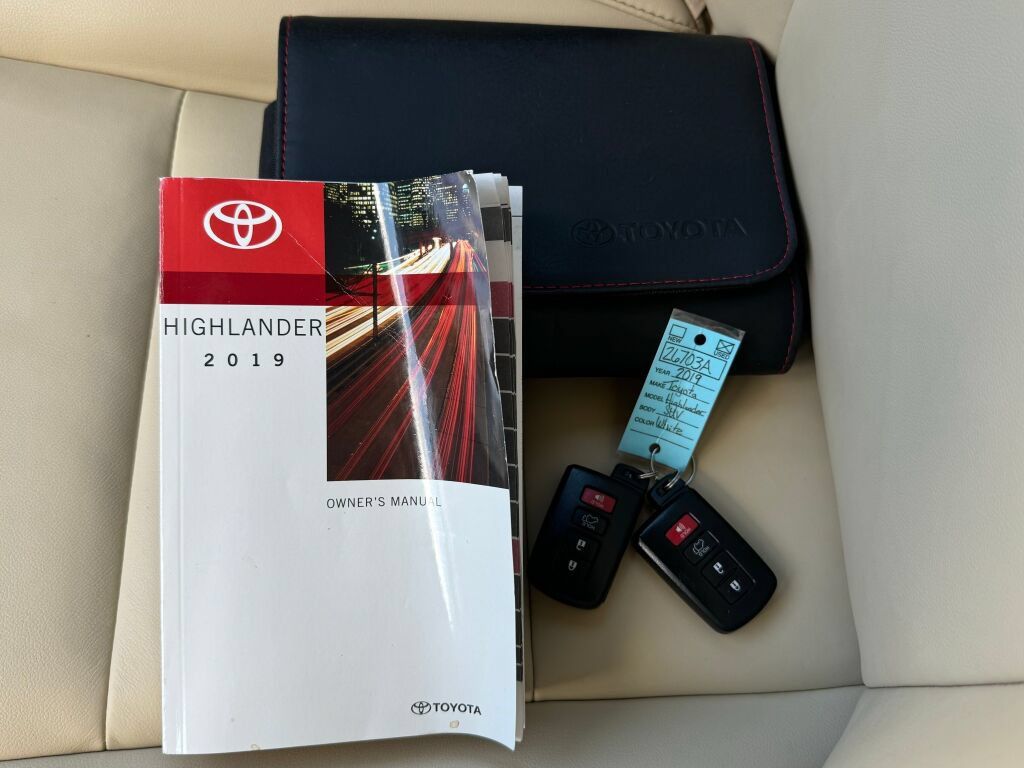 Used 2019 Toyota Highlander XLE AWD/4WD image 35