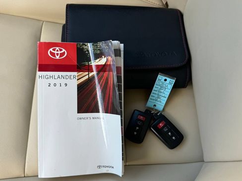 Used 2019 Toyota Highlander XLE AWD/4WD image 35