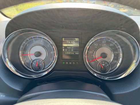 Used 2016 Chrysler Town & Country Touring w/ Driver Convenience Group image 27