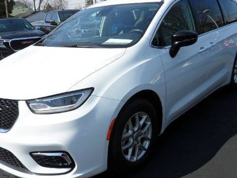 Used 2024 Chrysler Pacifica Touring-L FWD image 3