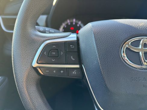 Used 2020 Toyota Highlander L image 12